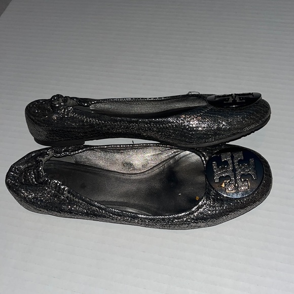 Tory Burch Reva Pewter Metallic Embossed Leather Logo Ballet Flats - Picture 3 of 6